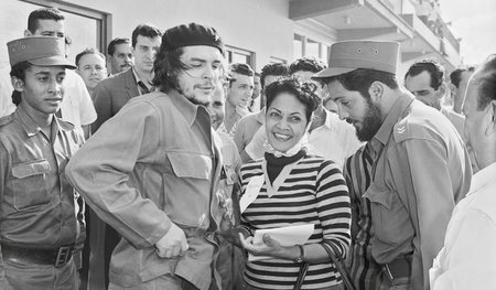 2. Februar 1960: Mit einer Journalistin am Flughafen José Martí ...