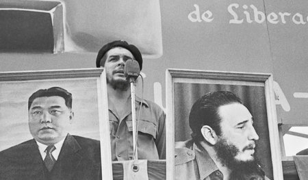 15. August 1962: Mit Porträts von Kim Il Sung und Fidel Castro b...