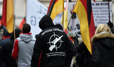 Hohes Gefahrenpotential: Teilnehmer einer Neonazidemo am 7. Janu...