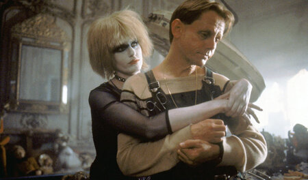 Die Replikantin Pris wickelt den ehemaligen Genetik-Designer der...