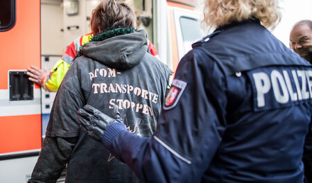 Nach der Auflösung der Blockade: Eine Atomkraftgegnerin wird von...