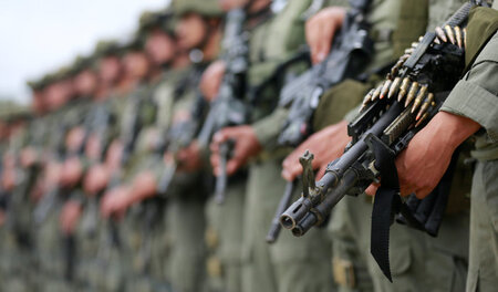 Kolumbianische Polizisten sollen in Tumaco mindestens acht Mensc...