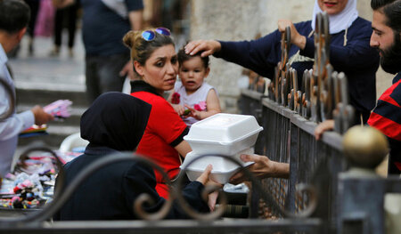 Hilfe für Flüchtlinge: In Damaskus werden zum Ramadan Essen an I... Hilfe für Flüchtlinge: In Damaskus werden zum Ramadan Essen an I...