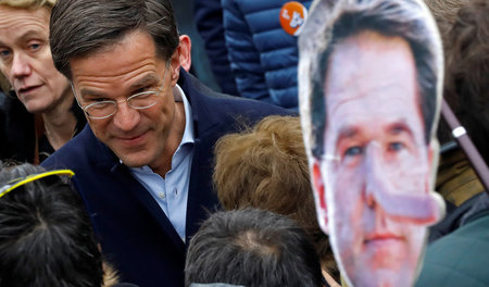 Nach mehr als 200 Tagen Verhandlungen zur Regierungsbildung wird... Nach mehr als 200 Tagen Verhandlungen zur Regierungsbildung wird...