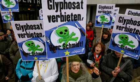 Seit Jahren verlangen Umweltaktivisten ein Verbot der Agrarchemi... Seit Jahren verlangen Umweltaktivisten ein Verbot der Agrarchemi...