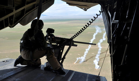 Deutsche Kriegsbeteiligung: Ein Bundeswehr-Hubschrauber auf dem ... Deutsche Kriegsbeteiligung: Ein Bundeswehr-Hubschrauber auf dem ...