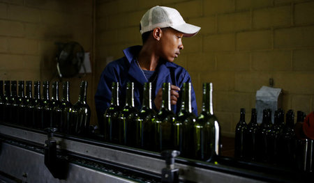 In Südafrika ist die Herstellung von Wein ein starker Wirtschaft...