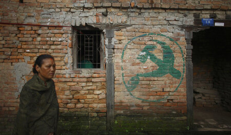 Kommunistisches Graffiti an einer Hauswand in Bhaktapur
