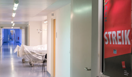 Der Personalmangel in den Kliniken zwingt die Beschäftigten in d...