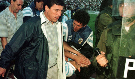 Schmerzensmänner in La Paz im April 1997: Daniel Passarella (vor...