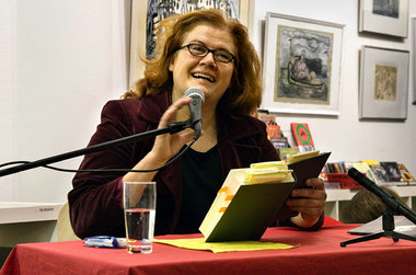 Geschichtslügen und -mythen zerlegen: Jutta Ditfurth in der Lade...