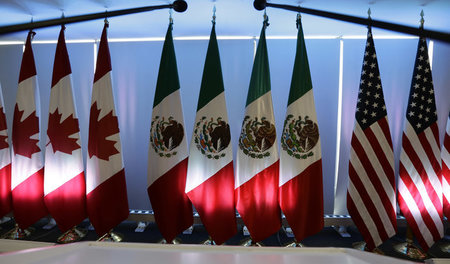 Flaggen der Mitglieder des nordatlantischen Handelspaktes NAFTA:...
