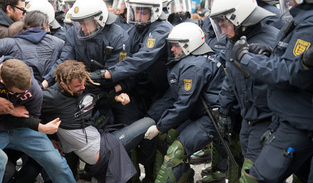 Kommt es zu Polizeigewalt (wie hier bei den Blockupy-Protesten i...