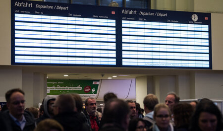Ausbaufähige Informationspolitik der Deutschen Bahn AG: Leere An...