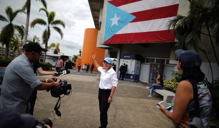 Carmen Yulín Cruz spricht mit Journalisten vor dem Regierungszen...