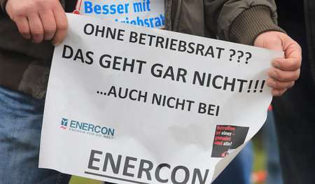 Protestaktion der Gewerkschaft IG Metall vor dem Werksgelände de...