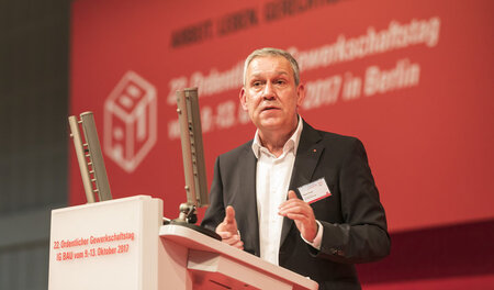 Robert Feiger, wiedergewählter Vorsitzender der IG BAU, erhielt ...