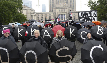 Frauenprotest gegen weitere Verschärfungen des ohnehin ultrarest...