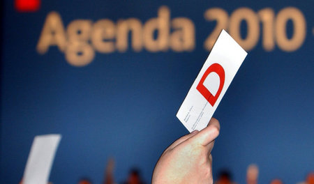 Bis heute ein Desaster für die Betroffenen: 2003 gab die SPD der...
