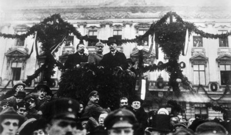 Der Vorsitzende der SPD, Friedrich Ebert, Generalleutnant Arnold...