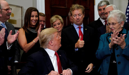 Beifall für US-Präsident Trump nach der Unterzeichnung des Dekre...
