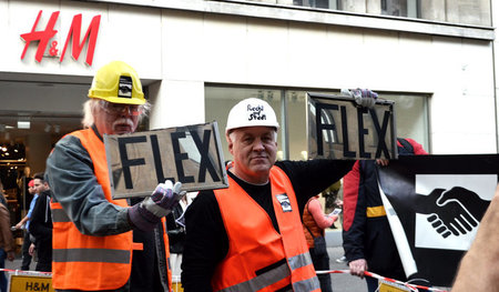 Flexen Flexverträge vor Filiale: Die Aktivisten von der »Aktion ...