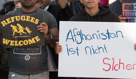 Flüchtlingsprotest am 12. September am Flughafen Düsseldorf. An ...