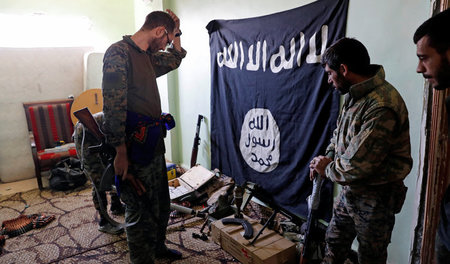 Kämpfer der SDK inspizieren vom IS zurückgelassene Waffen in Rak...