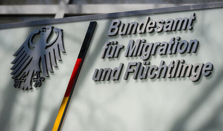 Das Logo des Bundesamts für Migration und Flüchtlinge (BAMF) in ...