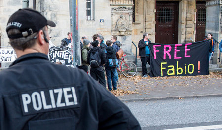 Solidaritätskundgebung für den Angeklagten am Montag vor dem Amt... Solidaritätskundgebung für den Angeklagten am Montag vor dem Amt...