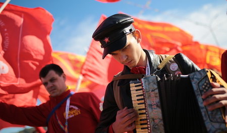 Musik und rote Fahnen auf dem Weltfestspielgelände in Sotschi