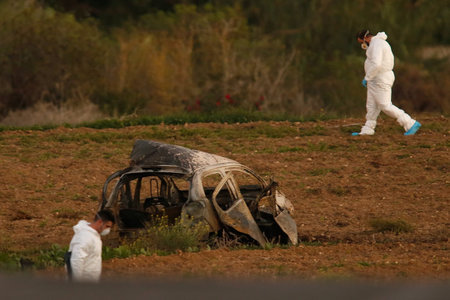 Forensiker ermitteln am Tatort: Eine große Bombe hatte den Wagen...