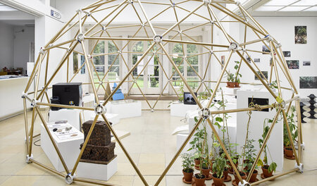 »Den geodätischen Dom betreten« (Ausstellungsansicht) »Den geodätischen Dom betreten« (Ausstellungsansicht)