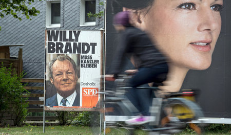 Historisches Wahlplakat der SPD neben einem aktuellen der Spitze...