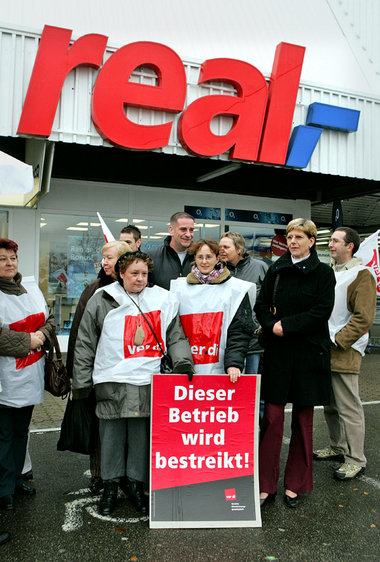Trotz Einschüchterung und Streikbruch: Die Verkäuferinnen sind f... Trotz Einschüchterung und Streikbruch: Die Verkäuferinnen sind f...