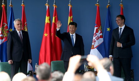 Der chinesische Präsident Xi Jinping (M.) trifft Serbiens Präsid...