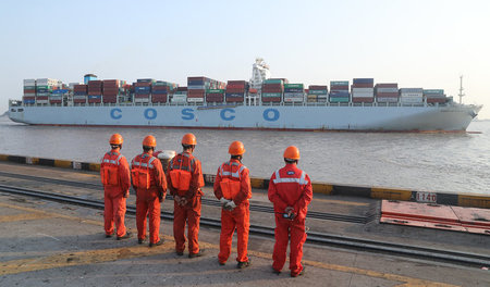 Die China Ocean Shipping Company ist seit 2009 in Griechenland a...