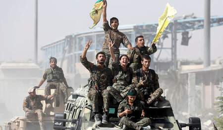 Kämpfer von YPG und SDK bejubeln am Dienstag ihren Sieg in Rakka