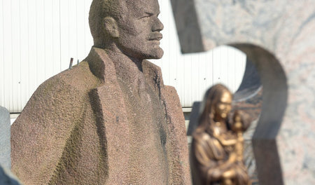 Marienstatue aus Osteuropa und Lenin-Büste (von 1974 bis 1992 in...