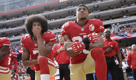 Als die Dinge ins Stolpern kamen: Kaepernick (l.) und Eric Reid ... Als die Dinge ins Stolpern kamen: Kaepernick (l.) und Eric Reid ...