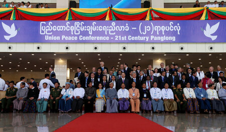 Teilnehmer der sogenannten Panglong-Konferenz in der myanmarisch... Teilnehmer der sogenannten Panglong-Konferenz in der myanmarisch...