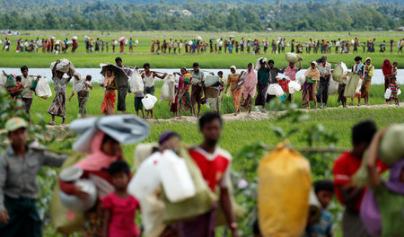 In langen Schlangen marschieren geflohene Rohingya am Donnerstag... In langen Schlangen marschieren geflohene Rohingya am Donnerstag...