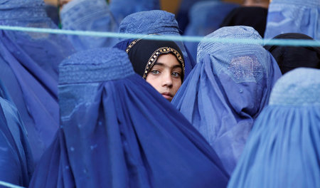 Noch immer tragen die meisten die Burka, Symbol der Unterdrückun... Noch immer tragen die meisten die Burka, Symbol der Unterdrückun...