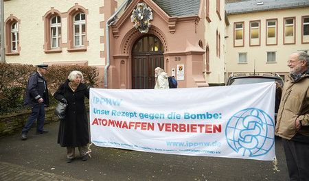 Soliaktion für Kriegsgegner vor dem Amtsgericht Cochem (Rheinlan... Soliaktion für Kriegsgegner vor dem Amtsgericht Cochem (Rheinlan...