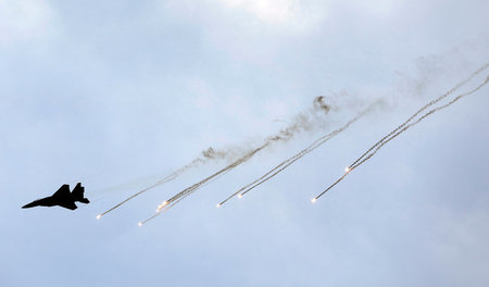Ein israelisches Kampfflugzeug bei einer Flugschau im Dezember 2... Ein israelisches Kampfflugzeug bei einer Flugschau im Dezember 2...