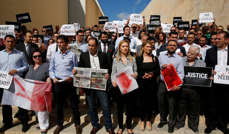 Journalisten protestieren am Donnerstag in Valletta gegen den Mo...