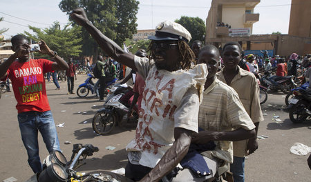 Menschen feiern den Aufstand gegen Blaise Compaoré (Ouagadougou,...