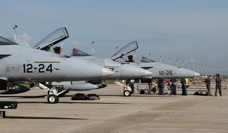 Personal der spanischen Luftwaffe checkt im März 2011 F-18 Kampf...