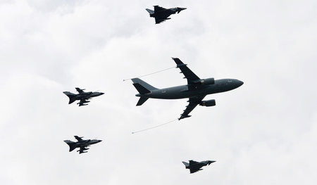 Airbus A310 MRTT der Luftwaffe während der Betankung zweier Torn...