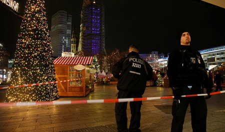 Nach dem Anschlag: Polizisten am Berliner Breitscheidplatz im De...